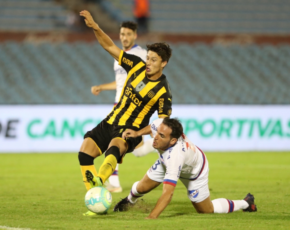 Regresa el fútbol a Uruguay: hoy se juega el clásico entre Peñarol